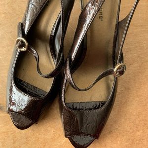 Peak-toe sling back — like new!